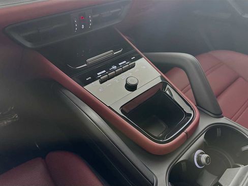 Certified 2025 Porsche Cayenne image 20