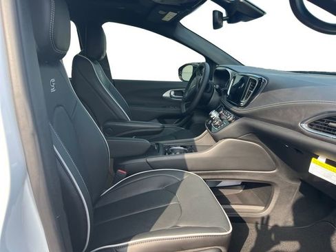 New 2026 Chrysler Pacifica Limited w/ S Appearance Package image 15