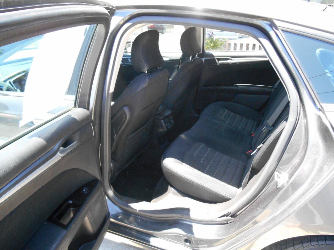 Used 2016 Ford Fusion SE FWD image 10