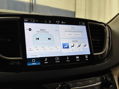 Used 2023 Chrysler Pacifica Touring-L FWD image 15