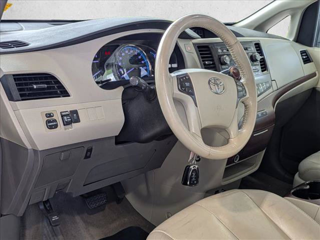 Used 2013 Toyota Sienna XLE FWD image 2