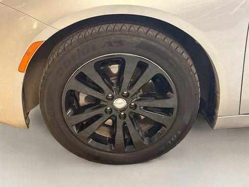 Used 2016 Chrysler 200 Limited FWD image 11