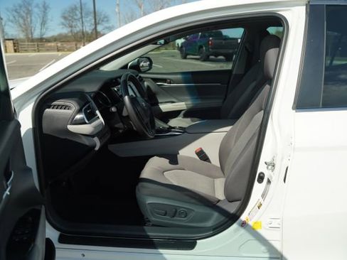 Used 2018 Toyota Camry LE image 11