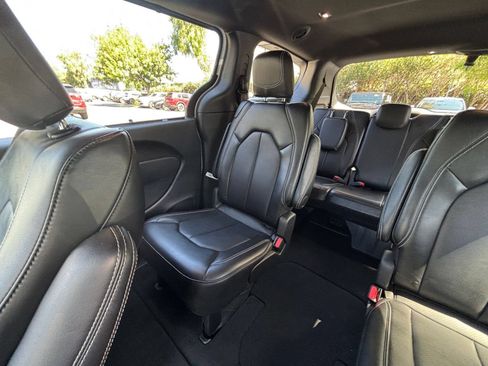 Used 2025 Chrysler Pacifica Select FWD image 41