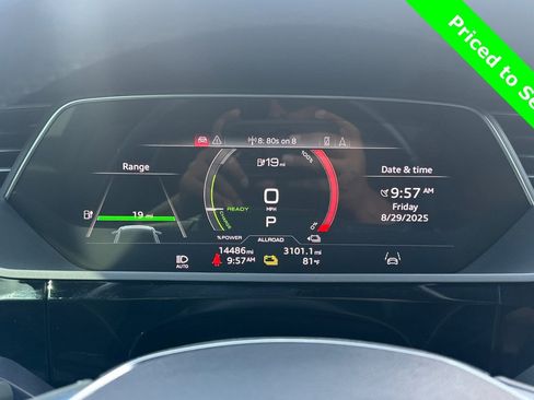 Used 2024 Audi Q8 e-tron Premium image 33