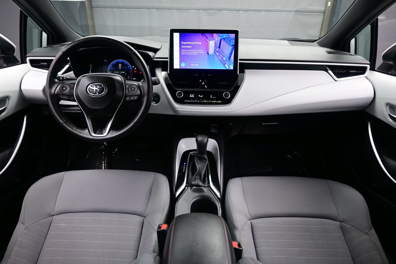 Used 2025 Toyota Corolla SE w/ SE Premium Package FWD image 17