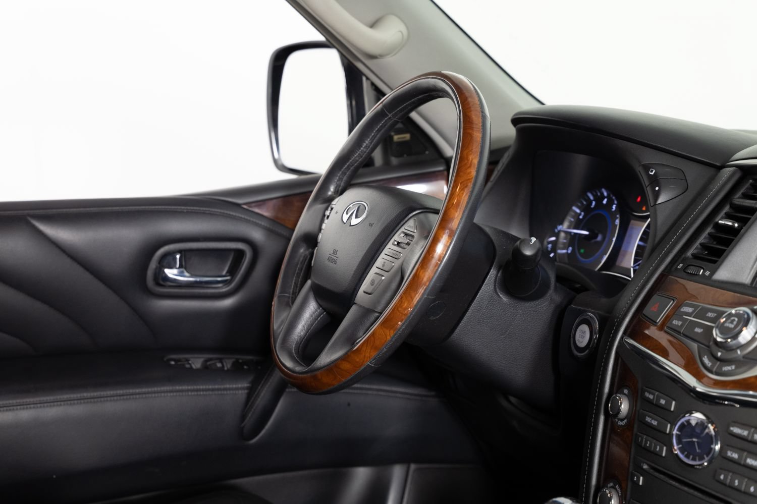 Used 2016 INFINITI QX80 4WD w/ Deluxe Technology Package image 29