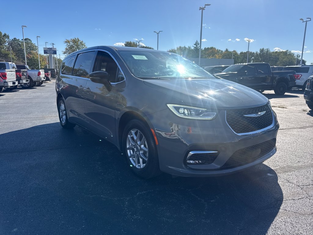Used 2025 Chrysler Pacifica Select FWD image 4