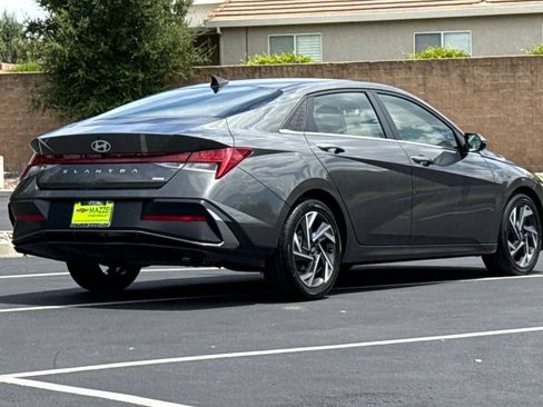 Used 2025 Hyundai Elantra Limited FWD image 11