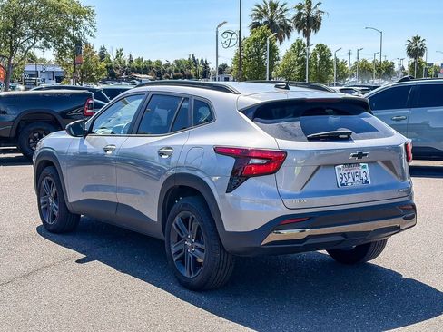 Used 2025 Chevrolet Trax ACTIV w/ Sunroof Package FWD image 2