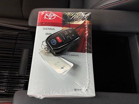 Used 2025 Toyota Sienna XSE AWD/4WD image 30