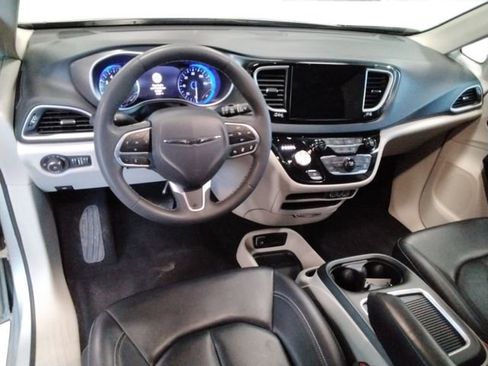 Used 2024 Chrysler Pacifica Touring-L image 30