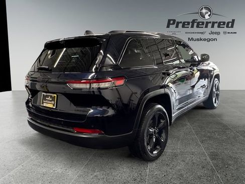 Used 2023 Jeep Grand Cherokee Limited w/ Luxury Tech Group II AWD/4WD image 17