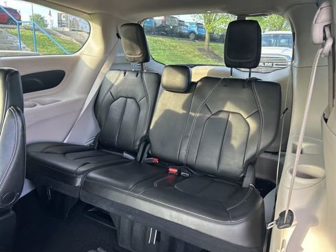 Used 2023 Chrysler Pacifica Touring-L FWD image 9