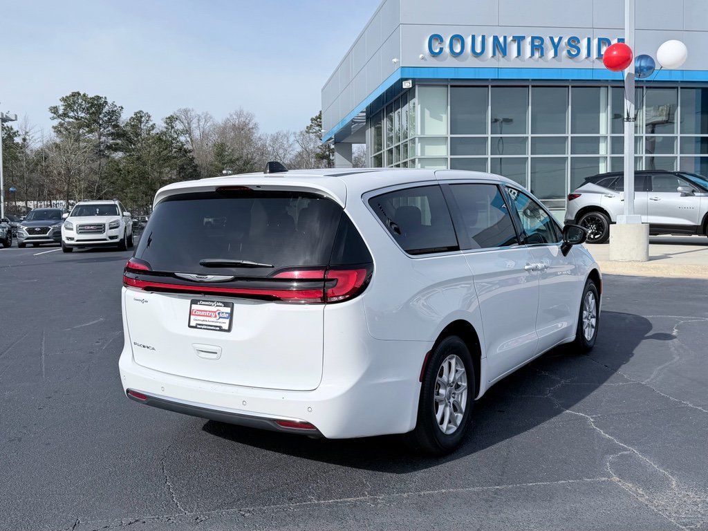 Used 2024 Chrysler Pacifica Touring-L FWD image 6