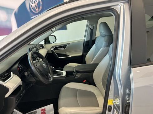 Used 2022 Toyota RAV4 XLE Premium AWD/4WD image 15