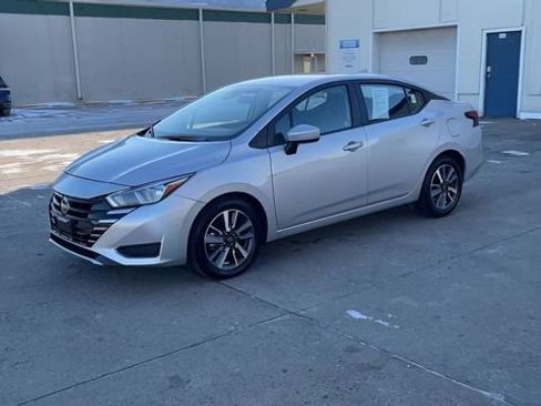 Used 2023 Nissan Versa SV image 4