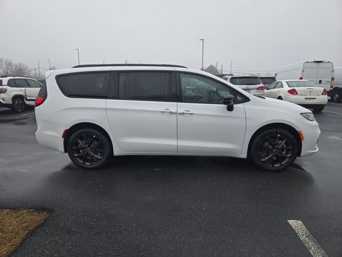 New 2026 Chrysler Pacifica Limited AWD/4WD image 2
