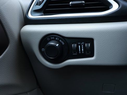 Used 2023 Chrysler Voyager LX FWD image 15