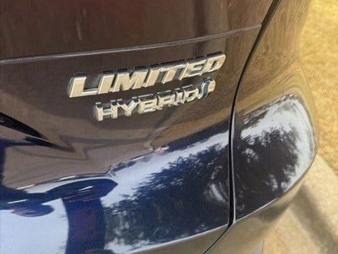 Used 2021 Toyota Venza Limited image 3