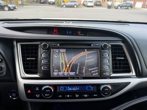 Used 2019 Toyota Highlander SE image 17