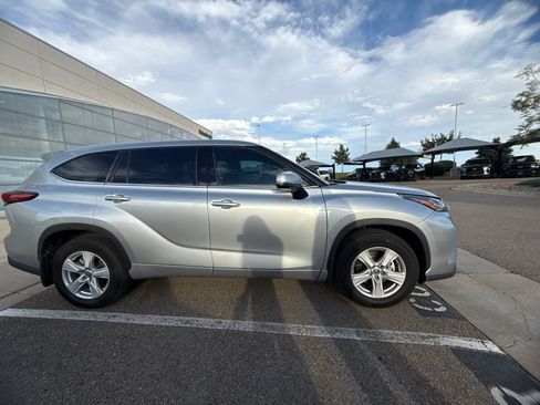 Used 2020 Toyota Highlander LE AWD/4WD image 4