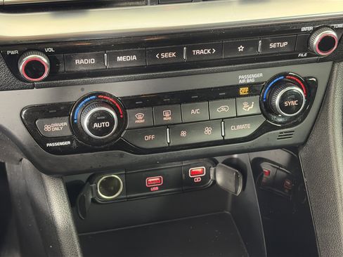 Used 2020 Kia Niro LXS image 22