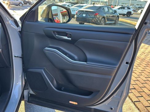 Certified 2024 Toyota Highlander XLE image 12