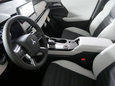 New 2025 Mitsubishi Outlander SE image 4