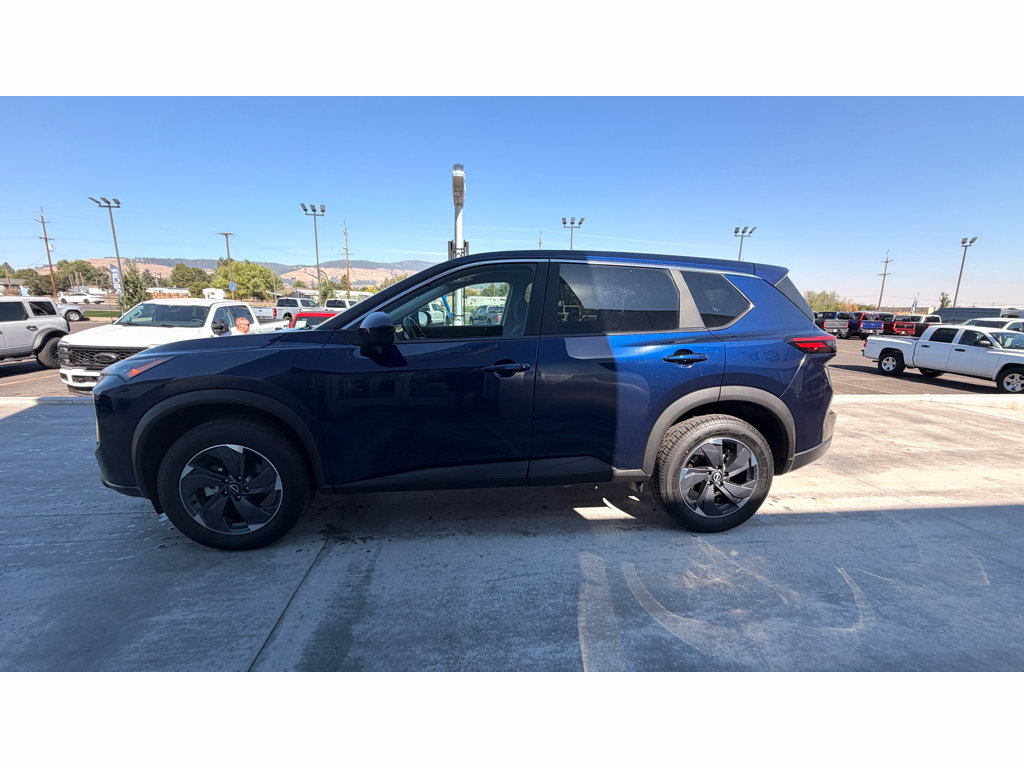 Used 2025 Nissan Rogue SV FWD image 2