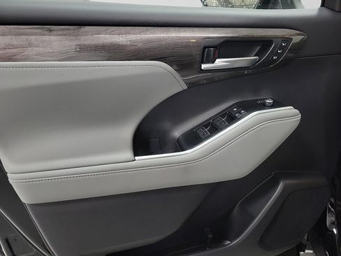 New 2026 Toyota Highlander AWD image 10