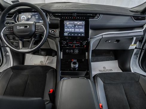 New 2025 Jeep Grand Cherokee Altitude image 19