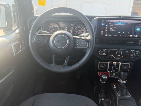 Used 2025 Jeep Wrangler Unlimited Rubicon AWD/4WD image 13