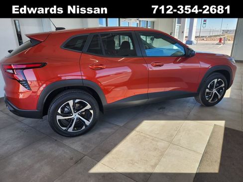 Used 2024 Chevrolet Trax RS w/ Sunroof Package image 7