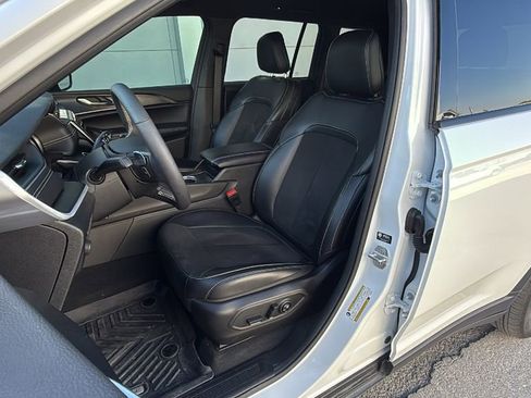 Used 2025 Jeep Grand Cherokee Altitude image 12