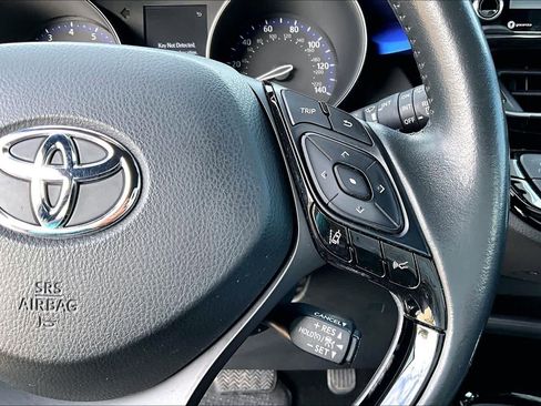 Used 2022 Toyota C-HR XLE image 24