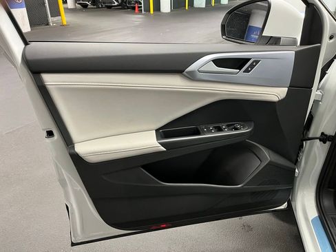 New 2025 Volkswagen Taos SE image 18