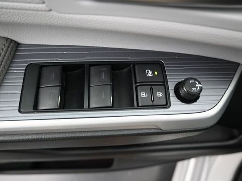 Used 2025 Toyota Sienna XLE w/ XLE Plus Package image 9