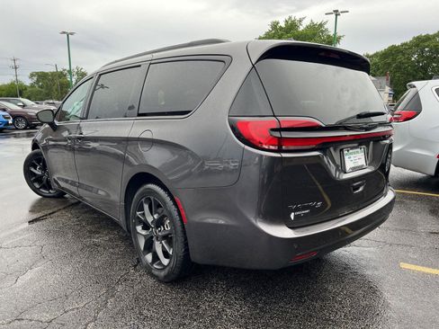Used 2023 Chrysler Pacifica Touring-L w/ S Appearance Package FWD image 7