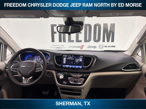 Used 2023 Chrysler Pacifica Touring-L FWD image 11