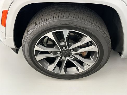 Used 2022 Jeep Grand Cherokee Overland w/ Luxury Tech Group IV image 11