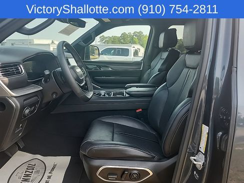 Certified 2024 Jeep Wagoneer L Series II w/ Flexible Seating Group AWD/4WD image 19