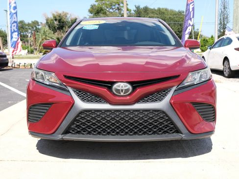 Used 2018 Toyota Camry SE FWD image 2