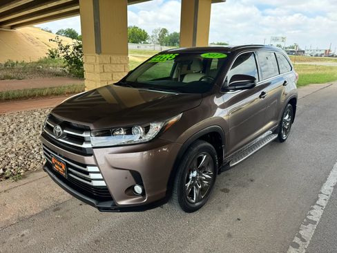 Used 2017 Toyota Highlander Limited Platinum FWD image 7