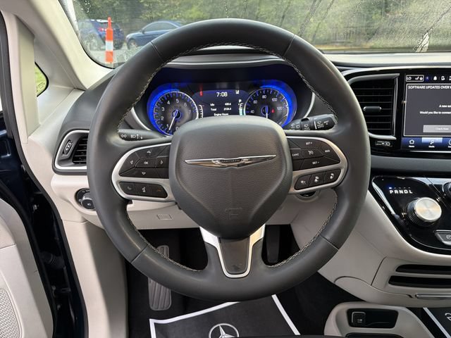Used 2023 Chrysler Pacifica Touring-L FWD image 23