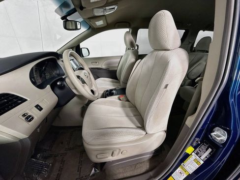Used 2011 Toyota Sienna LE w/ Towing Pkg AWD/4WD image 21