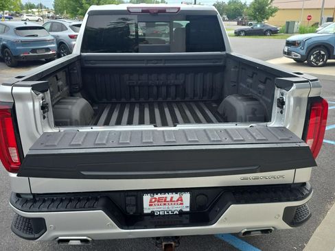 Used 2022 GMC Sierra 1500 Denali w/ Technology Package AWD/4WD image 9
