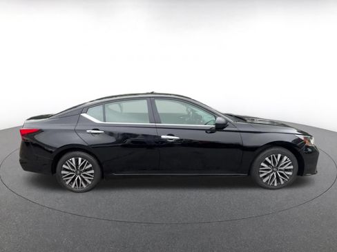 Used 2025 Nissan Altima 2.5 SV FWD image 16