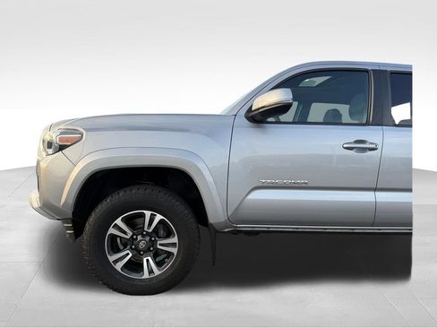 Used 2019 Toyota Tacoma TRD Sport w/ TRD Premium Sport Package AWD/4WD image 22