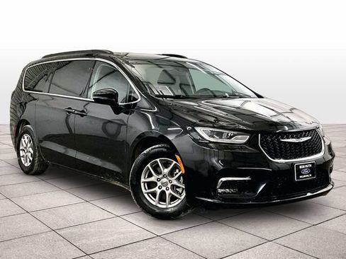 Used 2022 Chrysler Pacifica Touring-L FWD image 2